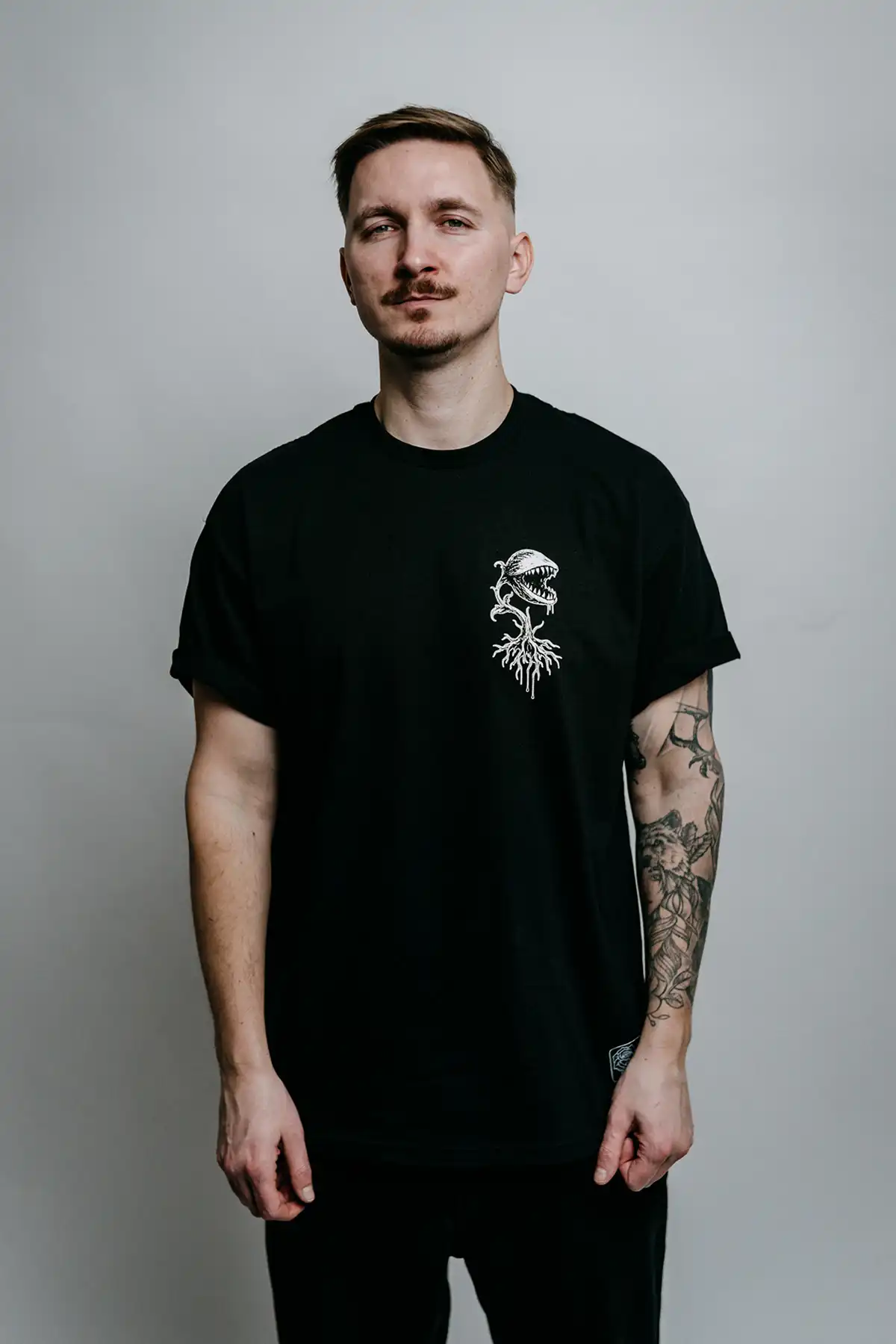 GRAVEBACK TEE UNISEX image 3 GRAVEBACK TEE UNISEX image 3