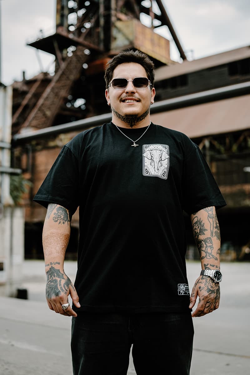 ROYAL TUSKS TEE UNISEX image 6 ROYAL TUSKS TEE UNISEX image 6